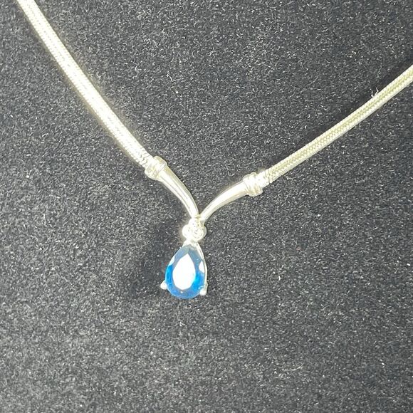 Signed Avon 2003 Faceted Pear Shaped Faux Glass Sapphire Silver Tone Necklace - Picture 6 of 16
